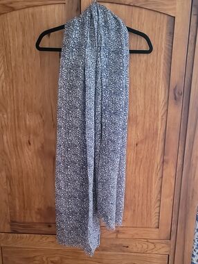 GAP Navy and White Petite Floral Wrap Scarf